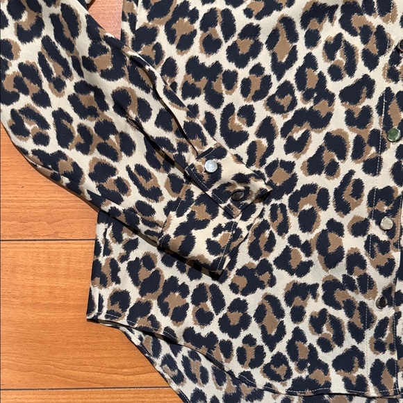 White House, Black market Leopard Print Button-Up Shirt - Picture 4 of 9